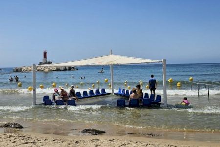 Villajoyosa reactiva su programa de playas accesibles con transporte gratuito para personas con movilidad reducida