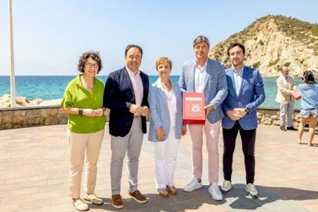Las playas de Villajoyosa revalidan la bandera Qualitur que reconoce la calidad, sostenibilidad y accesibilidad