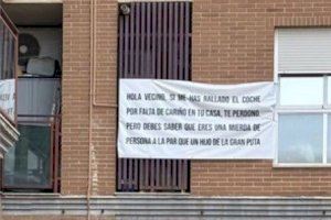 “Et perdone, però has de saber que eres una merda de persona”: la pancarta penjada en un edifici que incendia Massanassa