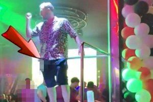 Un policia britànic, suspés després de pujar-se al podi d'un pub i traure's el penis per a orinar a Benidorm