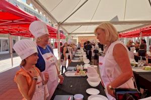 20 parejas de nietas, nietos, abuelos y abuelas cocinan a cuatro manos en la plaza Santa Clara gracias al concurso Senior Chef