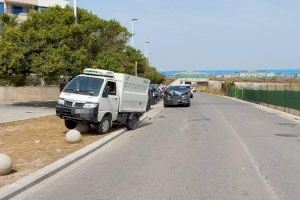 Un conductor se lleva por delante un camioncito de la limpieza en Alboraya - (foto 2)