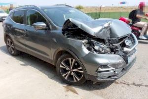 Un conductor se lleva por delante un camioncito de la limpieza en Alboraya