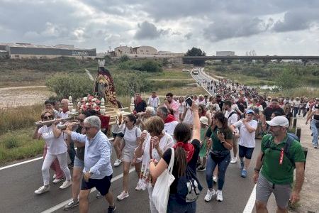 Centenares d'almassorins acompanyen a Santa Quitèria a la seua ermita en la tradicional i emotiva Tornà
