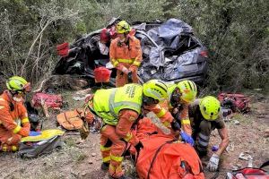 Un coche cae en un barranco de Marines y queda oculto hasta que lo encuentran