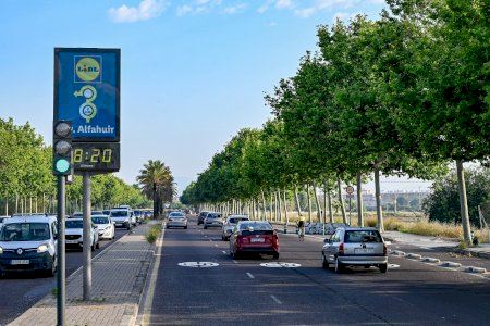 Muere un hombre al estrellarse con su coche contra un árbol en Valencia