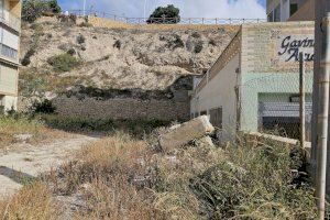 Se inician las obras de instalación del ascensor que conecta la playa centro con la zona Barberes Sur de Villajoyosa