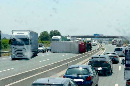 Caos en la A-7: un camión volcado colapsa el bypass de Valencia