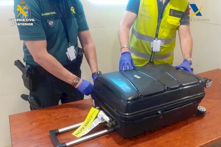 Ni ropa ni recuerdos: intentan colar en el Aeropuerto de Manises una maleta con más de 6 kilos de cocaína compactada en placas