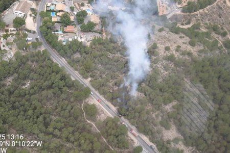 Alerta en Finestrat por el incendio de un vehículo junto a terreno forestal