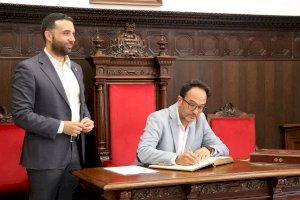 El secretario de estado de Telecomunicaciones e Infraestructuras Digitales firma el Libro de Honor de Sagunto