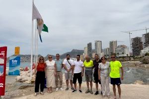 Calp iza las banderas de 'Playas sin Humo' tras la entrada en vigor de la ordenanza que limita fumar en el litoral