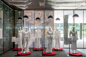 Sábanas y colchas desechadas reconvertidas en moda de autor: el proyecto con sello castellonense que triunfa en Madrid
