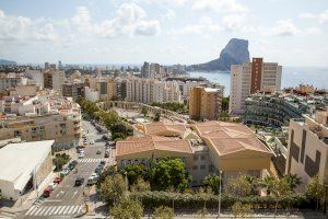 El Ayuntamiento de Calp modificará el PGOU para prohibir el cambio de uso de locales comerciales a vivienda salvo en la Fossa