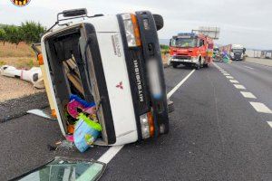 Aparatoso accidente con tres camiones implicados en la A-3 en la provincia de Valencia