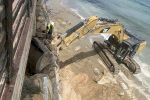 Orihuela finaliza la reparación del muro que une las playas de La Glea y Aguamarina