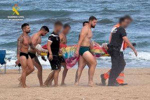 Guardias civiles se lanzan al mar para salvar la vida a un bañista en Torrevieja