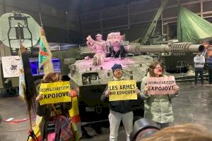 Archivan la causa contra los payasos antimilitaristas que pintaron de rosa un blindado en Expojove