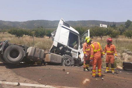 Herido un camionero tras un aparatoso accidente en Moixent