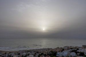 La boina de polvo y las altas temperaturas seguirán ahogando de calor a la Comunitat Valenciana a las puertas del fin de semana