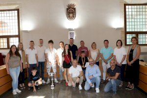 La Corporación municipal de Llíria recibe a los hermanos Iker e Iván Álvarez