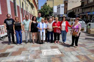 Villena rinde homenaje al quiosco de Manolo y Cati con una placa conmemorativa