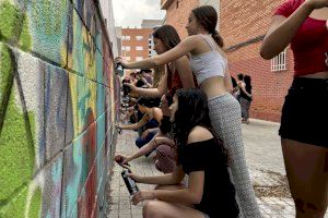 L'IES Pere Boïl commemora el seu 40 aniversari amb un mural col·lectiu