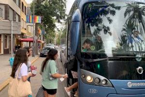 Catarroja i Benetússer impulsen l’autobús gratuït ‘Cata-rosa’ per acostar la joventut a la platja