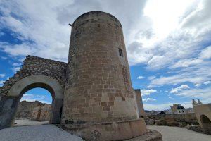 Elda sigue avanzando en la recuperación del Castillo-Palacio con la restauración de la puerta de entrada y la fachada sur