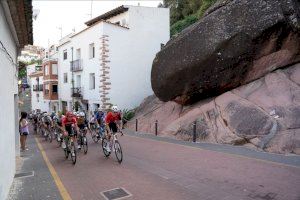 La Volta a Castelló hace vibrar a Vilafamés en una difícil y potente primera etapa