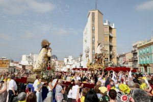 La imagen peregrina de la Virgen de los Desamparados visita en Chiva