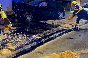 Un vehículo se empotra contra un edificio y derrama líquidos peligrosos en Valencia - (foto 2)