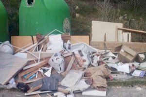 Un infractor reincidente carga una montaña de escombros en Alicante y los lanza en un paraje de El Campello: "Ya está bien"