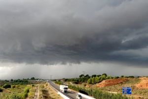 Martes de riesgo en muchas zonas de la Comunitat Valenciana con avisos por fenómenos muy adversos