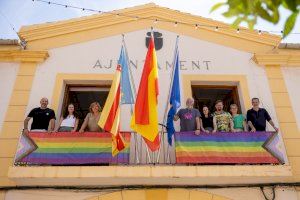 El Ayuntamiento de l’Alfàs del Pi se suma a la celebración del Orgullo con la colocación de la bandera LGTBIQ+