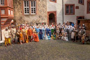 Colors vius, extravagàncies i luxe inesperat: així vestien els valencians medievals