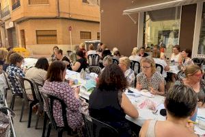 Borriana celebra l'art de teixir en públic amb una jornada a l'aire lliure per a commemorar el seu Dia Mundial