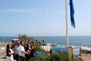 Dénia iza la séptima bandera azul del municipio en la playa de la Punta Negra