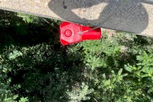 El Ayuntamiento de Alcoy realiza una actuación de choque para eliminar basura bajo los puentes