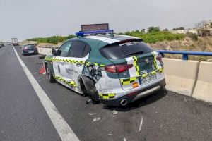 Salvats pels pèls: així ha quedat un cotxe de la Guàrdia Civil després de l’impacte d’un camió a Oriola
