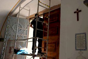 Iniciados en Burjassot los trabajos de mantenimiento del retablo de Sant Roc y del portón de la Ermita