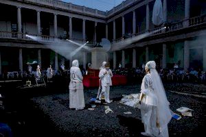 La Nau de la Universitat se viste de blanco y negro en una obra teatral para recordar a Lluís Alcanyís, el médico de València