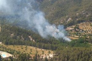 Se desata un incendio forestal junto al paraje de la Font Roja de Alcoi