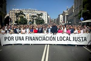 Folgado participa en la concentració d’alcaldes davant el Congrés exigint solucions a Sánchez “per l’asfíxia financera”