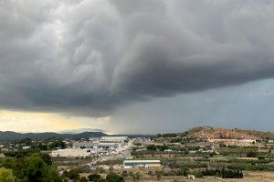 Las tormentas vuelven a golpear la Comunitat Valenciana por tercer día consecutivo con reventones acompañados de granizo y vendaval