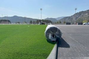 El campo Manuel Moreno Cabanes cambia su césped artificial