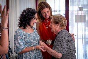 Elena Albalat i l’alcaldessa, Maria Tormo, visiten la residència municipal Vicente Vilar Morellá d'Almassora