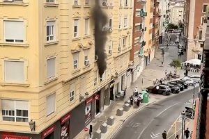 Las llamas rompen por la fachada de un edificio en Valencia y obligan a trasladar al Hospital a dos heridos