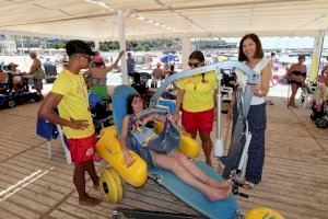 Benidorm incorpora dos grúas en las Playas Accesibles de Poniente y La Cala para facilitar el baño a personas con movilidad reducida