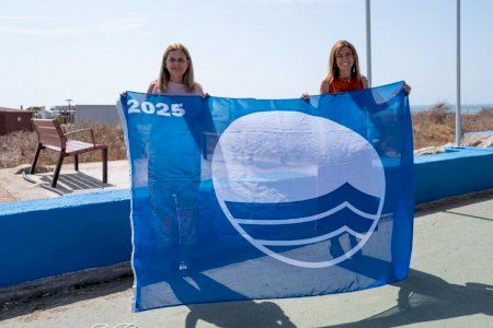 Almassora iza la bandera azul que reconoce la calidad y servicios de la playa Benafelí